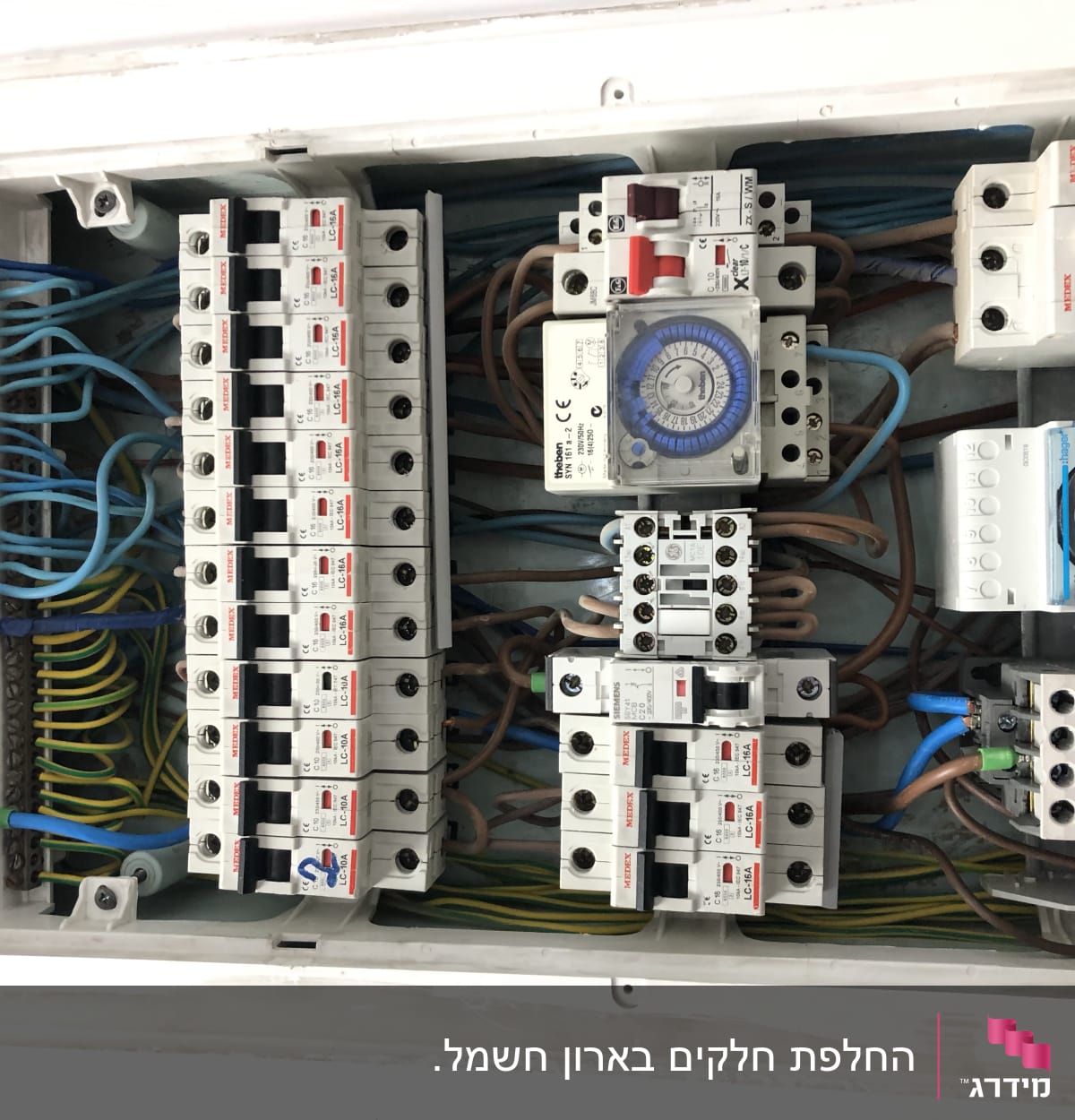 לוח חשמל עם מפסקים וחוטים צבעוניים